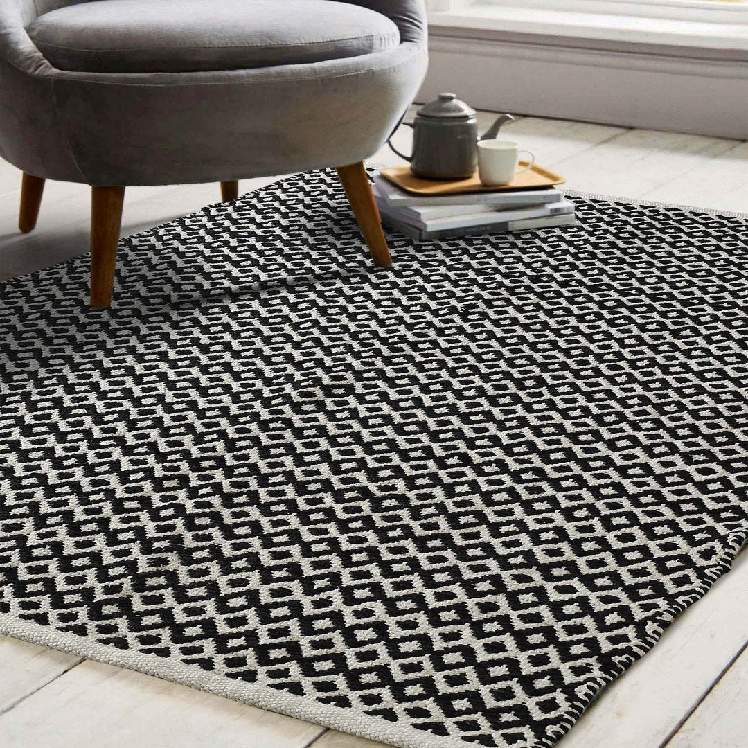 Diamond Woven Rug in Black and White - Sashaa World
