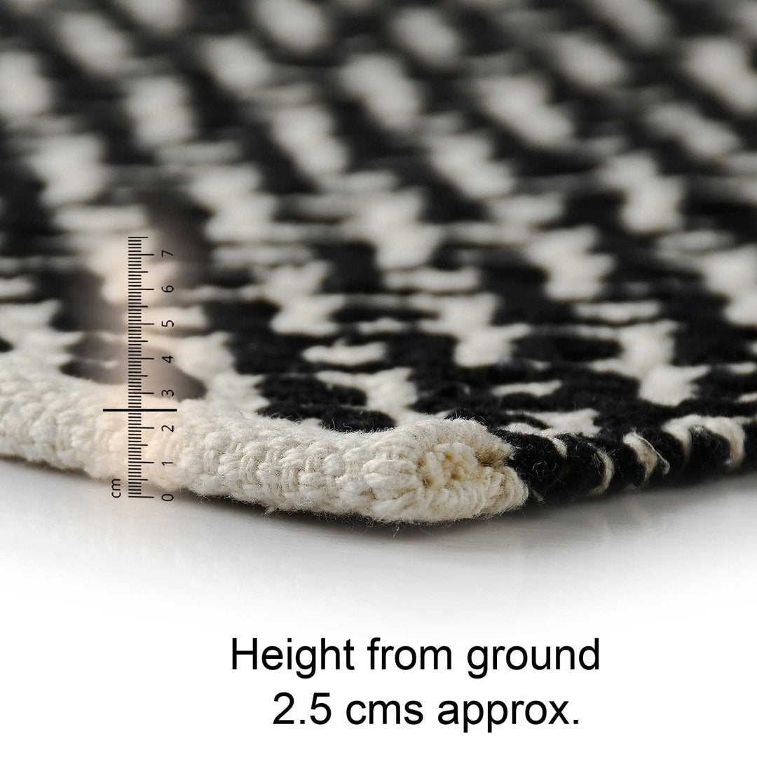 Diamond Woven Rug in Black and White - Sashaa World